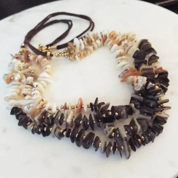 GRADIENT WHITE TO BLACK SEASHELL PIECES 3 STRAND W/ GOLDEN BEADS NECKLACE E - Picture 4 of 4